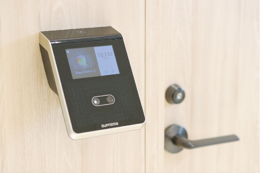 入り口の顔認証機